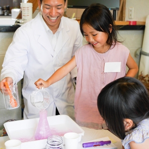 平城宮跡歴史公園　朱雀門ひろば 科学実験教室「ねるねるねるねをゼロから作ろう！」